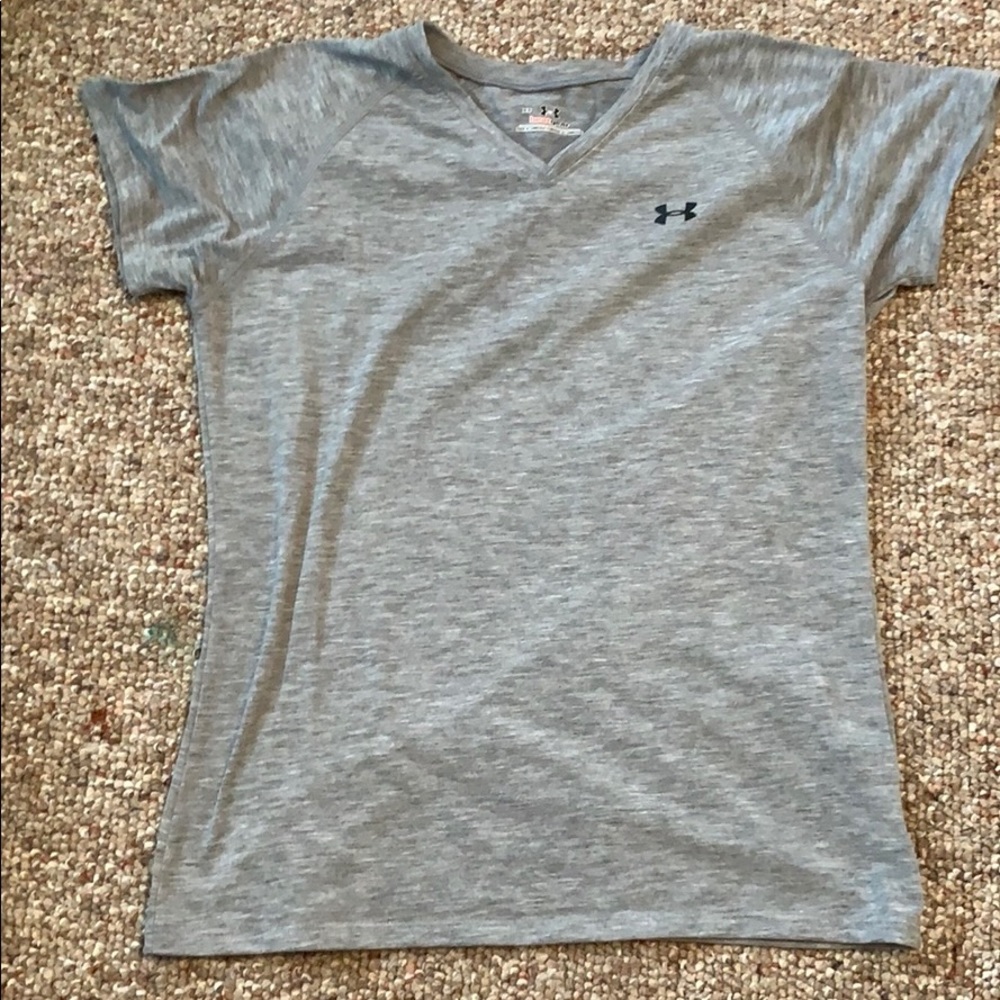 grey underarmor shirt